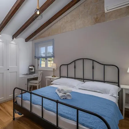 Vila Charming Viliska With Heated Pool Sveti Filip i Jakov