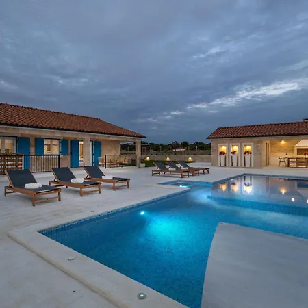 Charming Viliska With Heated Pool Sveti Filip i Jakov