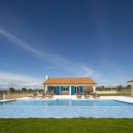 Charming Viliska With Heated Pool Vila Sveti Filip i Jakov