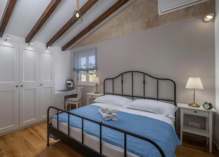 Vila Charming Viliska With Heated Pool Sveti Filip i Jakov