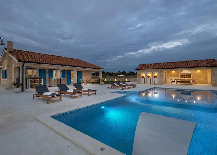 Charming Viliska With Heated Pool Sveti Filip i Jakov