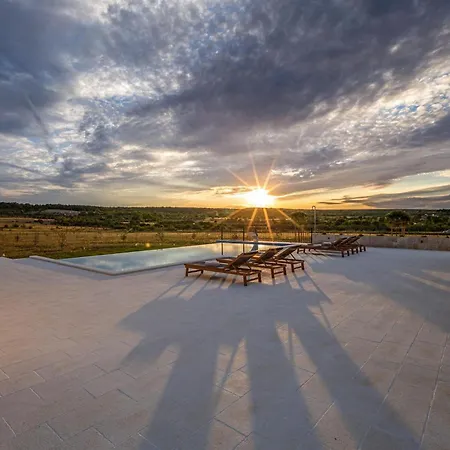 Charming Viliska With Heated Pool Villa Sveti Filip i Jakov