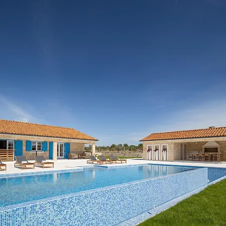 Charming Viliska With Heated Pool Villa Sveti Filip i Jakov