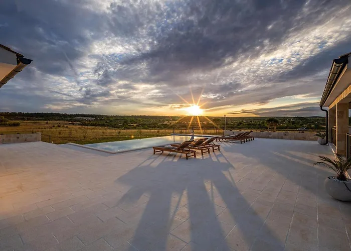 Charming Viliska With Heated Pool Βίλα Sveti Filip i Jakov
