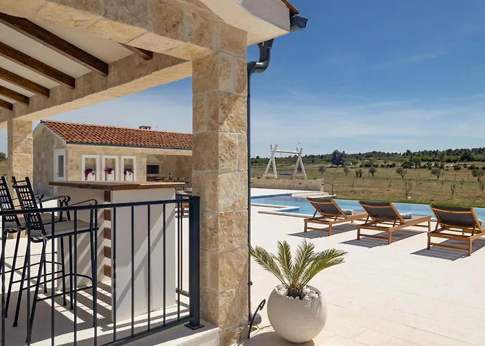 Βίλα Charming Viliska With Heated Pool